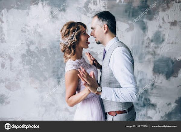 admin ajax.php?action=kernel&p=image&src=%7B%22file%22%3A%22wp content%2Fuploads%2F2023%2F01%2Fdepositphotos 189172338 stock photo photo session newlyweds studio